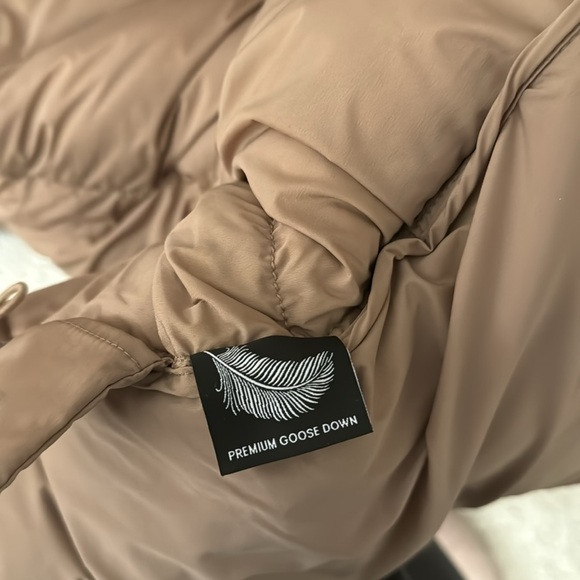 Aritzia Puffer Jacket - Picture 5 of 5